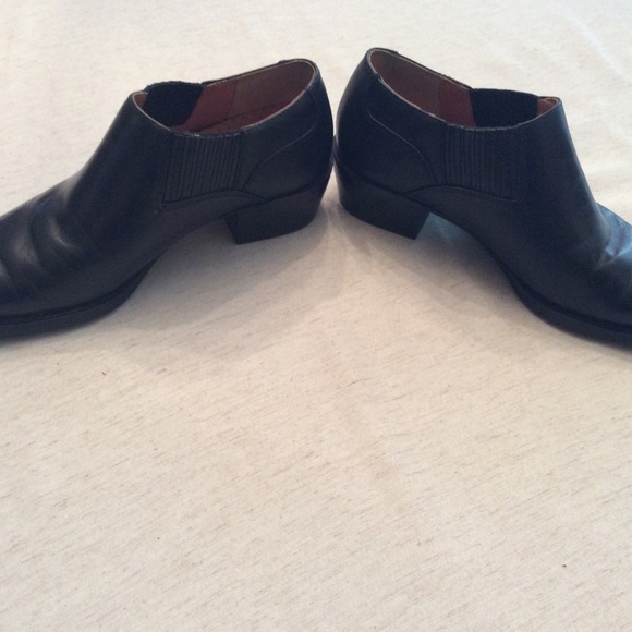 Ariat shoes in black. Very comfortable. Only worn a few times. - Picture 4 of 4